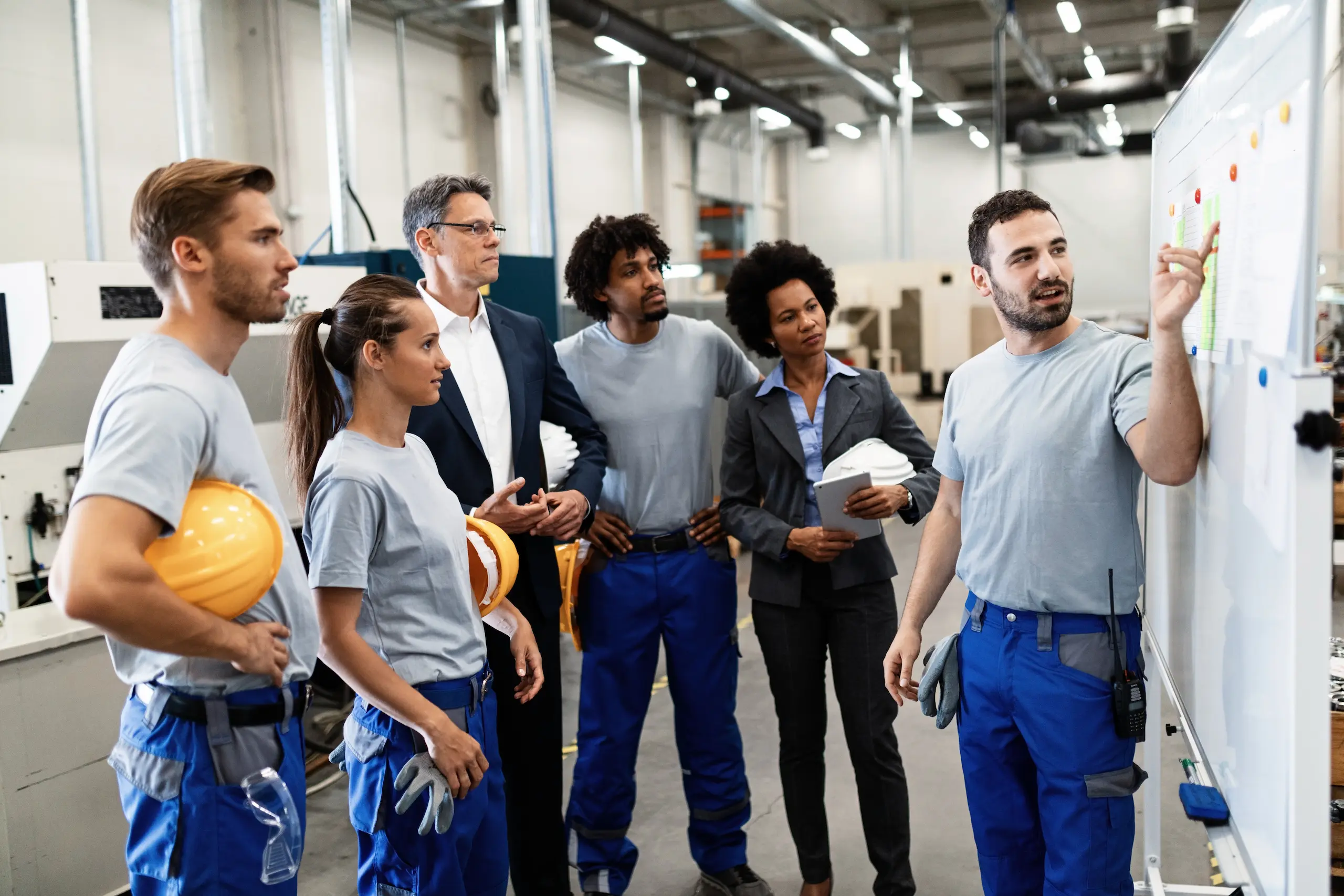 Trabajadores industriales participando en una sesión de capacitación laboral dentro de una empresa, ilustrando los procesos de formación y registro de habilidades laborales vinculados al formato DC4 regulado por la STPS.