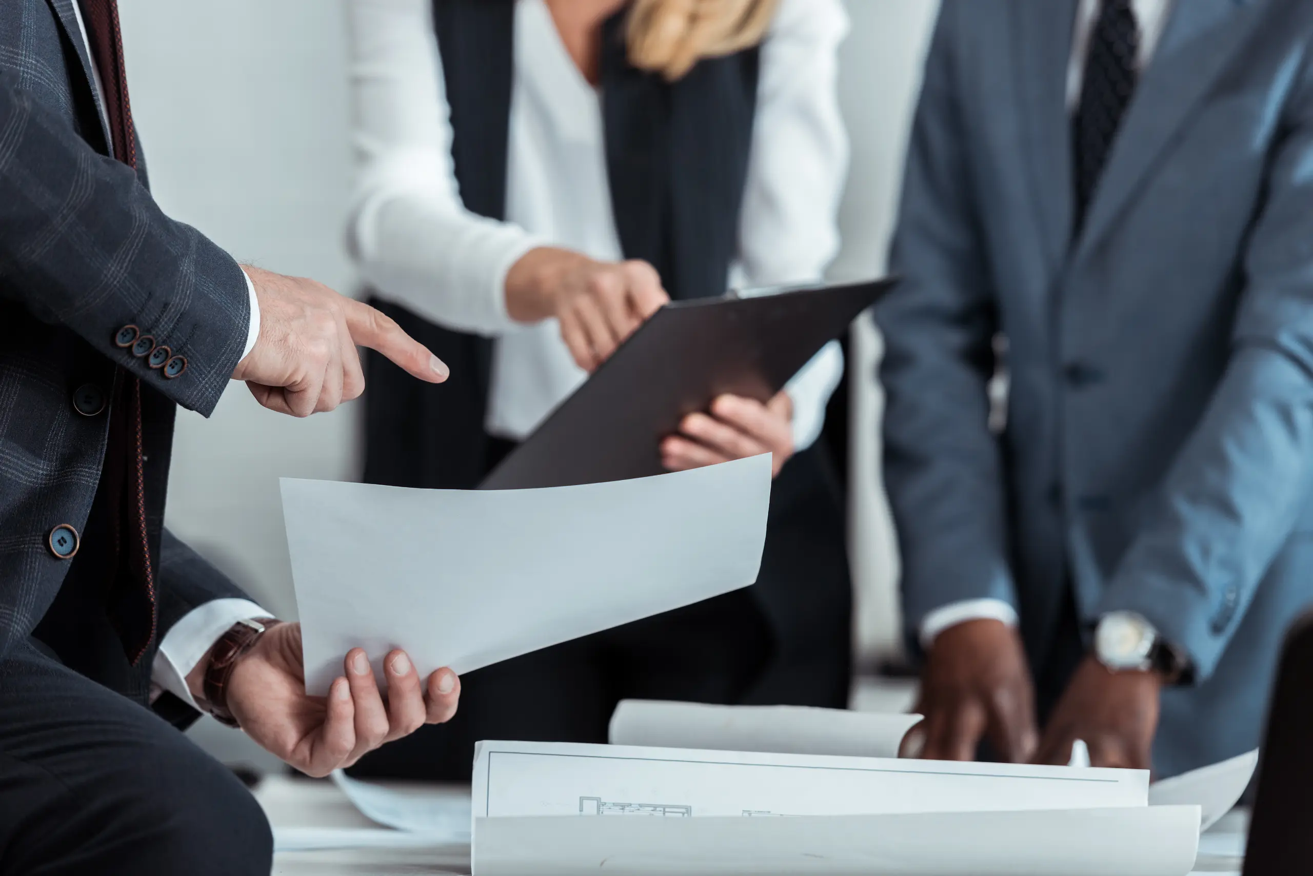 Equipo de trabajo revisando documentos relacionados con procesos administrativos y registro de capacitación laboral dentro de una empresa, en el contexto de la gestión del formato DC4.