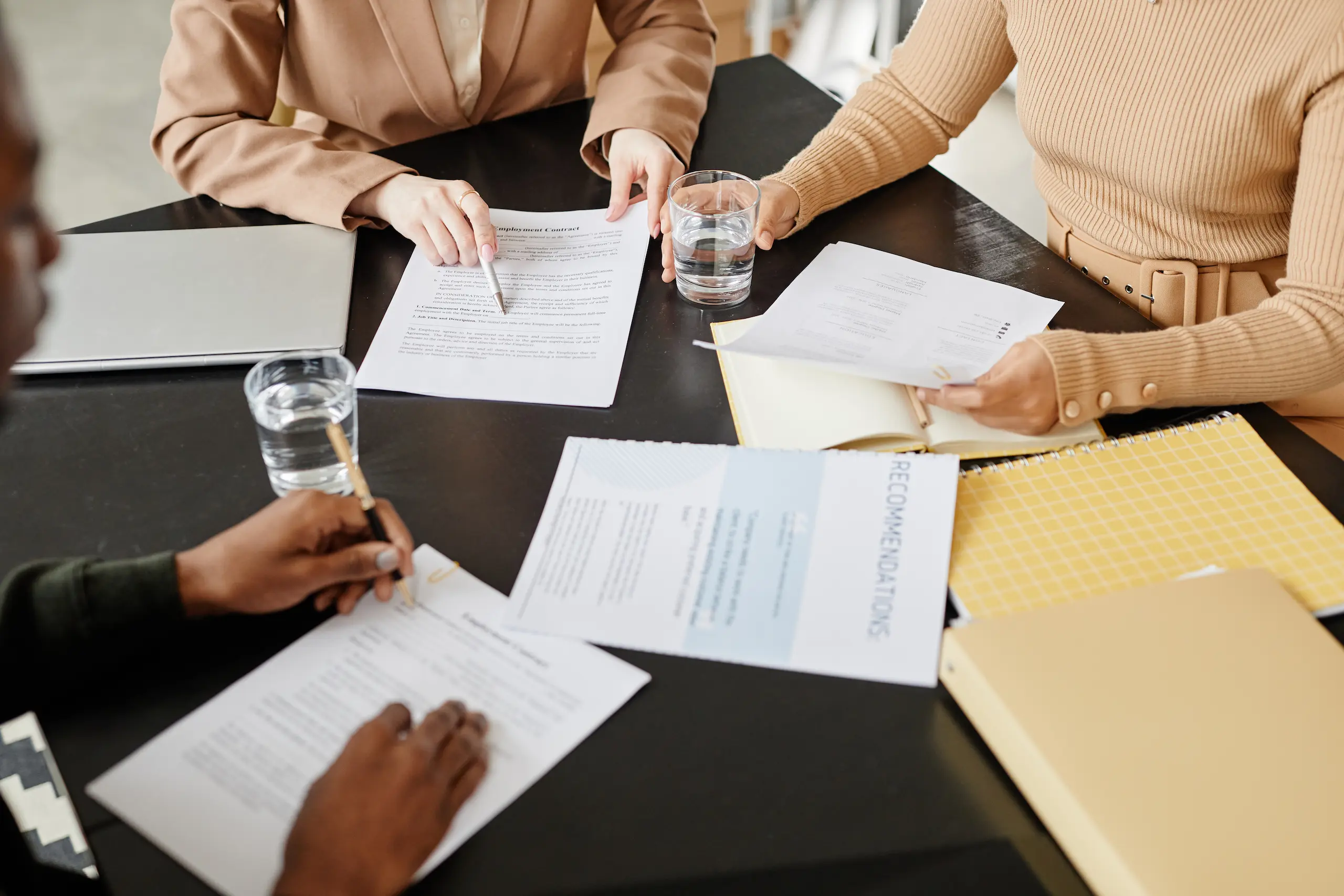 Equipo de trabajo revisando documentos relacionados con procesos de capacitación laboral y gestión administrativa dentro de una empresa.