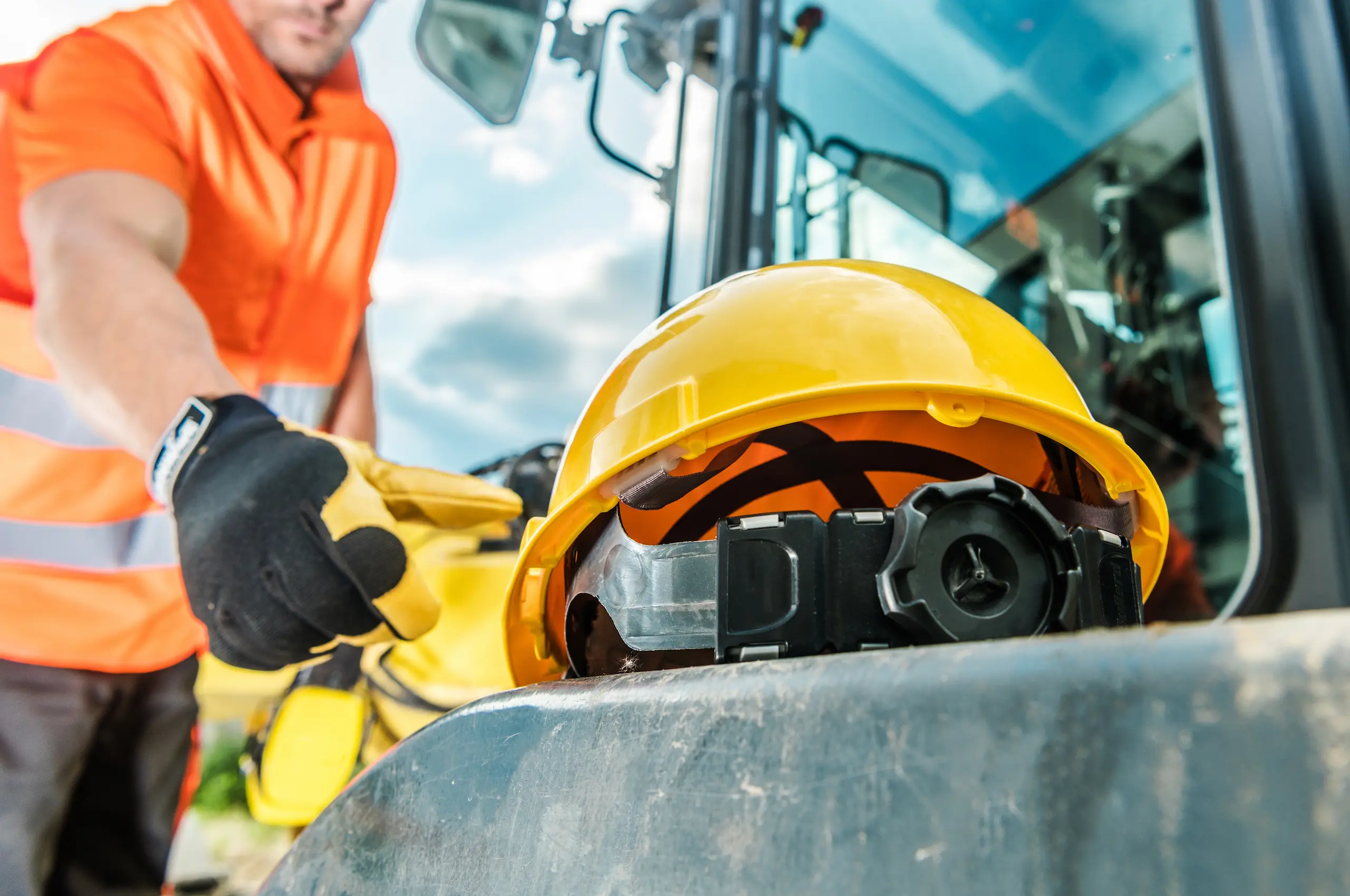 seguridad-e-higiene-en-la-industria-uso-de-cascos Ilustración de los equipos de protección personal (EPP) esenciales en el entorno laboral para una buena seguridad e higiene laboral