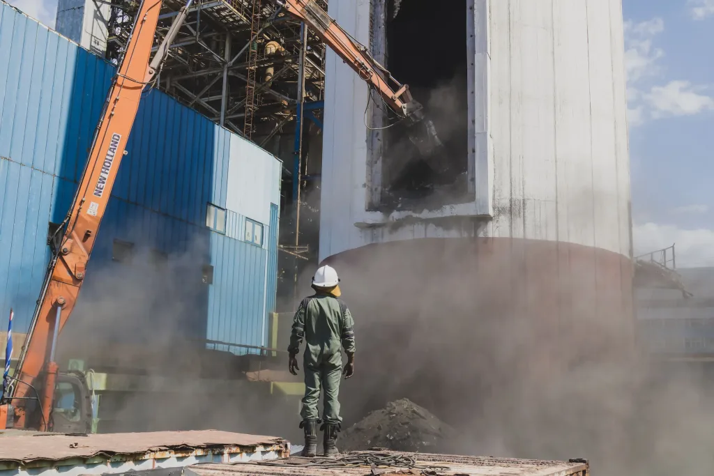 La evaluación de riesgos en el entorno laboral industrial.