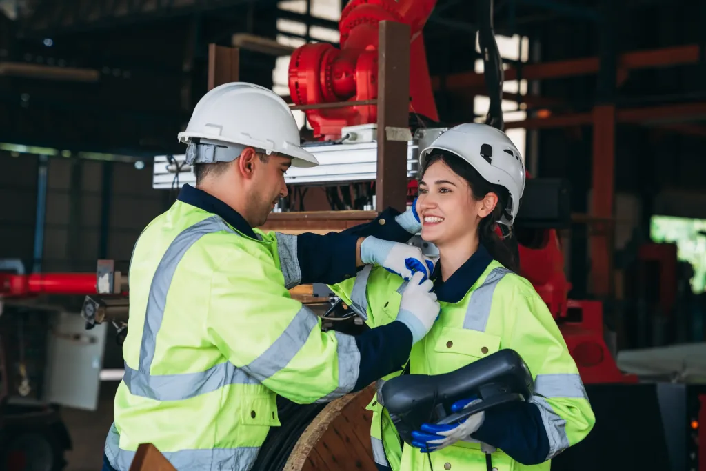 seguridad-industrial-y-medio-ambiente Dos ingenieros sonrientes de trabajar con seguridad industrial.