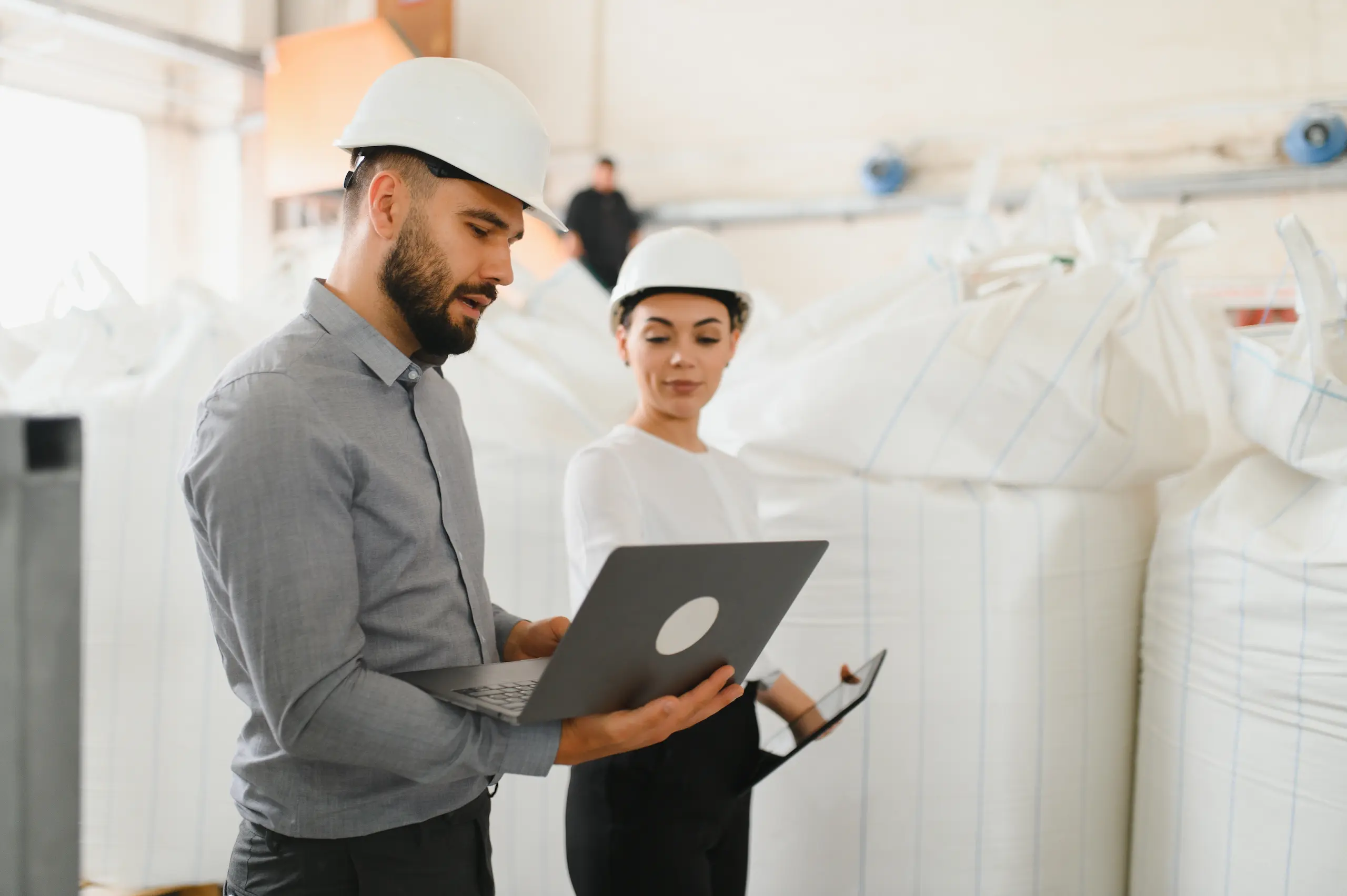 normativa-iso-9001 Asesores de normativa iso 9001 con cascos blancos auditando.