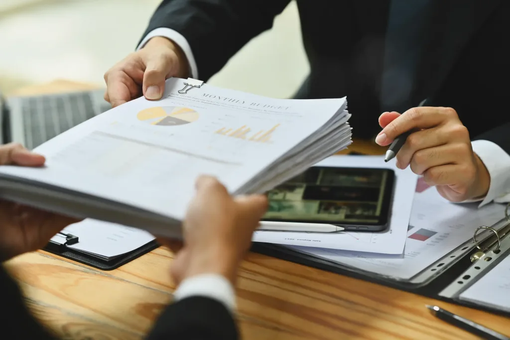 Revisión de reportes e indicadores como parte del análisis de datos que permite tomar decisiones informadas dentro de un sistema de gestión de calidad basado en la norma ISO 9001.