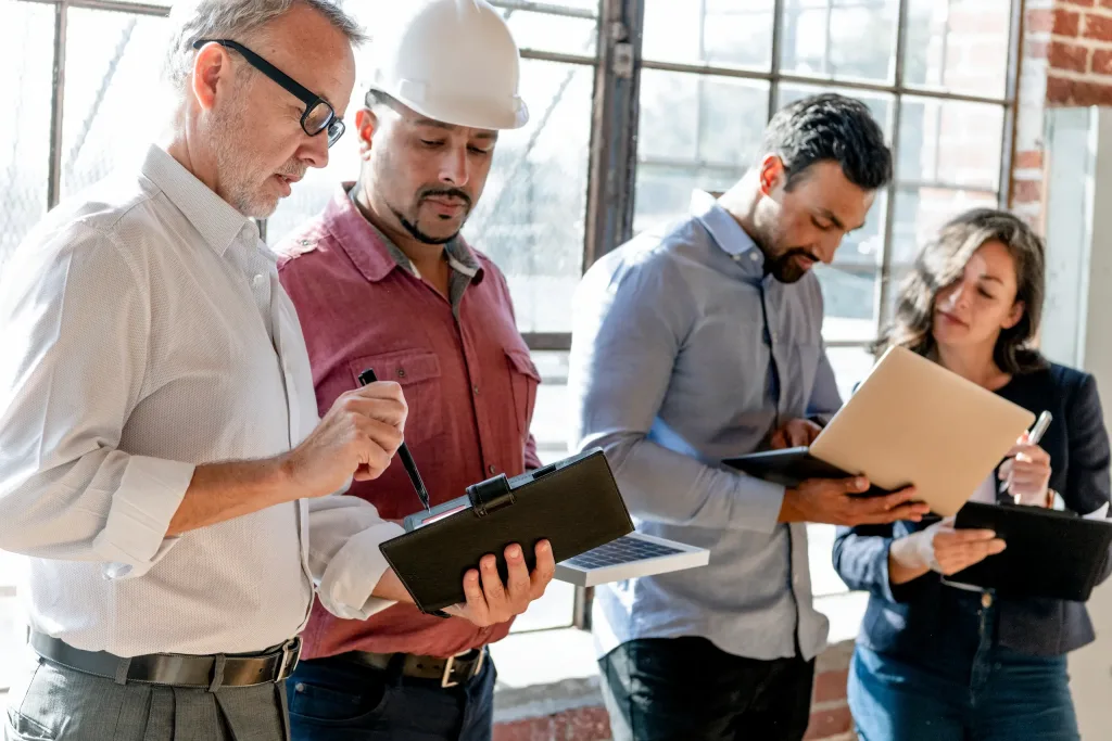 Equipo técnico analiza documentación y registros de calidad como parte del acompañamiento y preparación para auditorías dentro de un sistema de gestión basado en la norma ISO 9001.