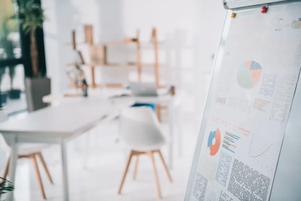 Gráficos y métricas de desempeño utilizados para evaluar los resultados de un programa de capacitación laboral en una empresa.