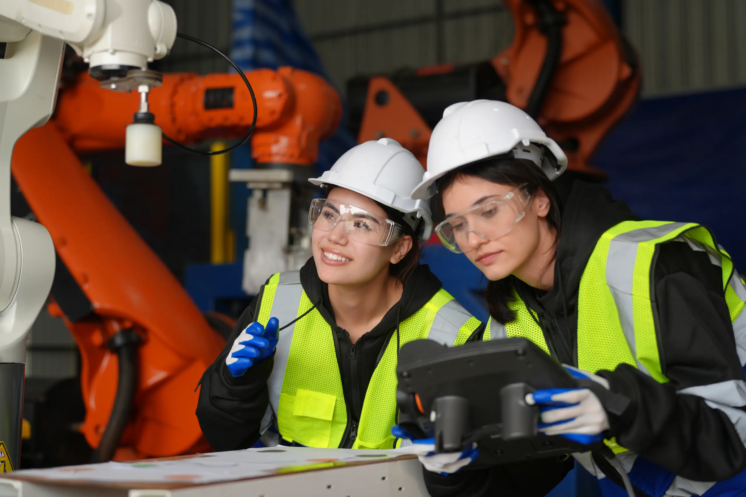 beneficios-ensayos-no-destructivos Ingenieras felices con la versatilidad de los ensayos no destructivos.