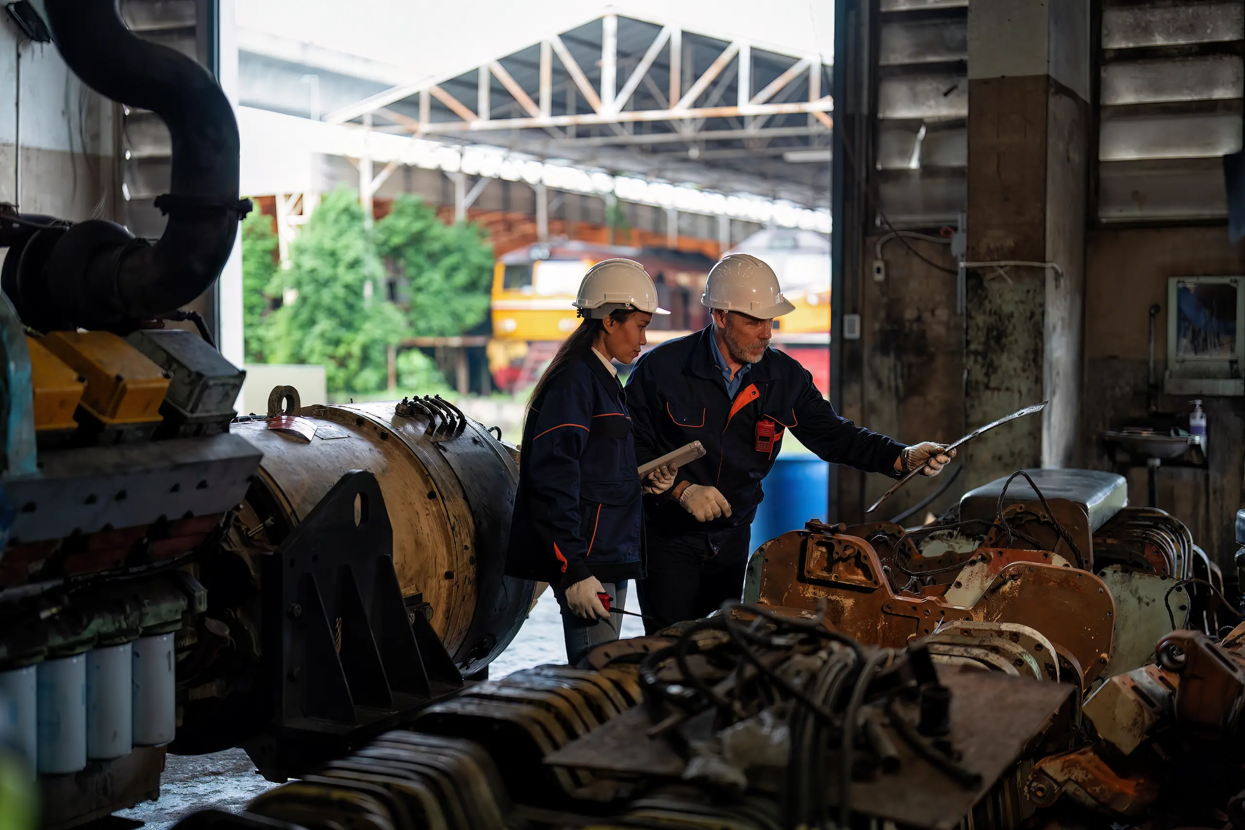 Ingenieros aplicando ensayos no destructivos en un taller.
