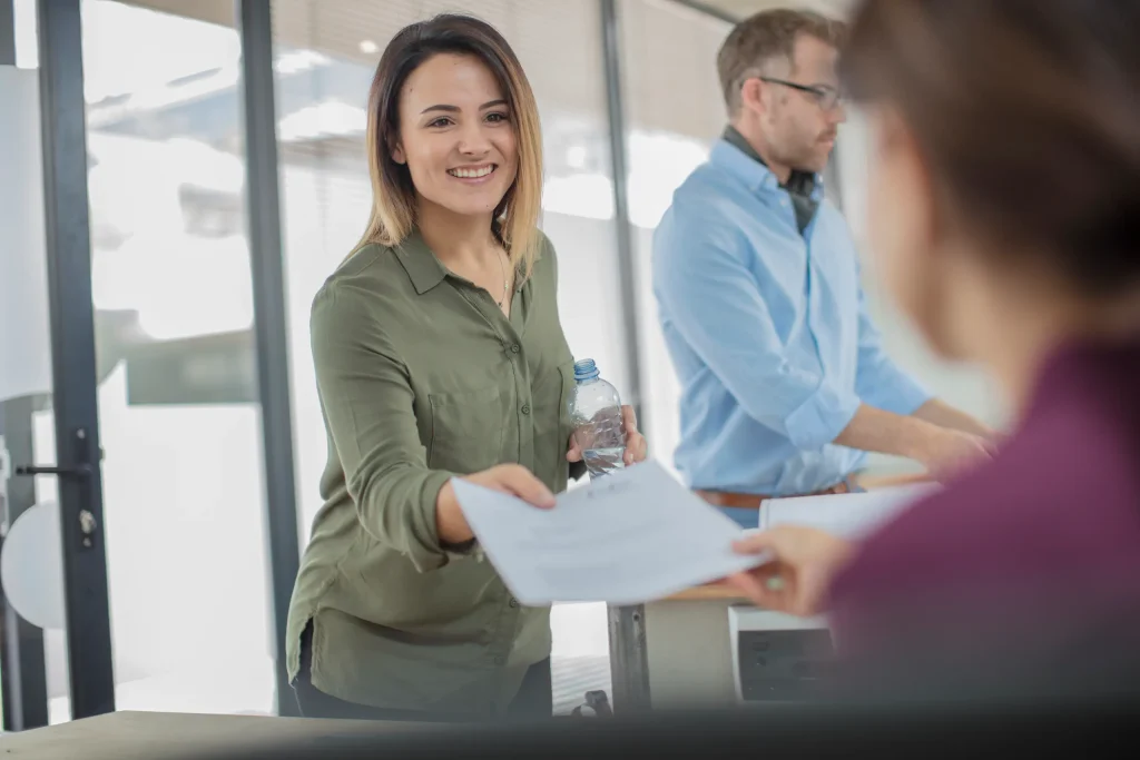 Trabajadora recibe una constancia después de una capacitación laboral