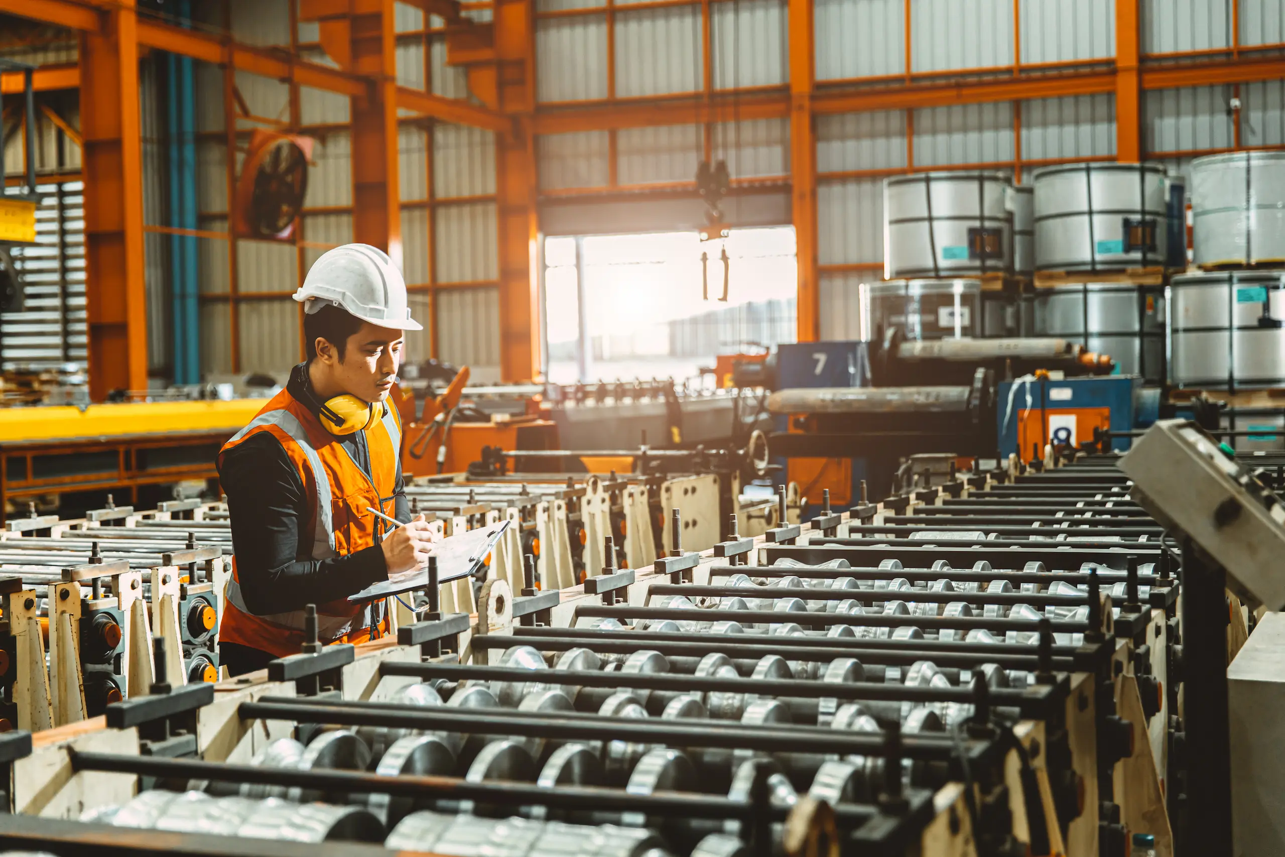 Ingeniero realizando control de calidad en planta industrial