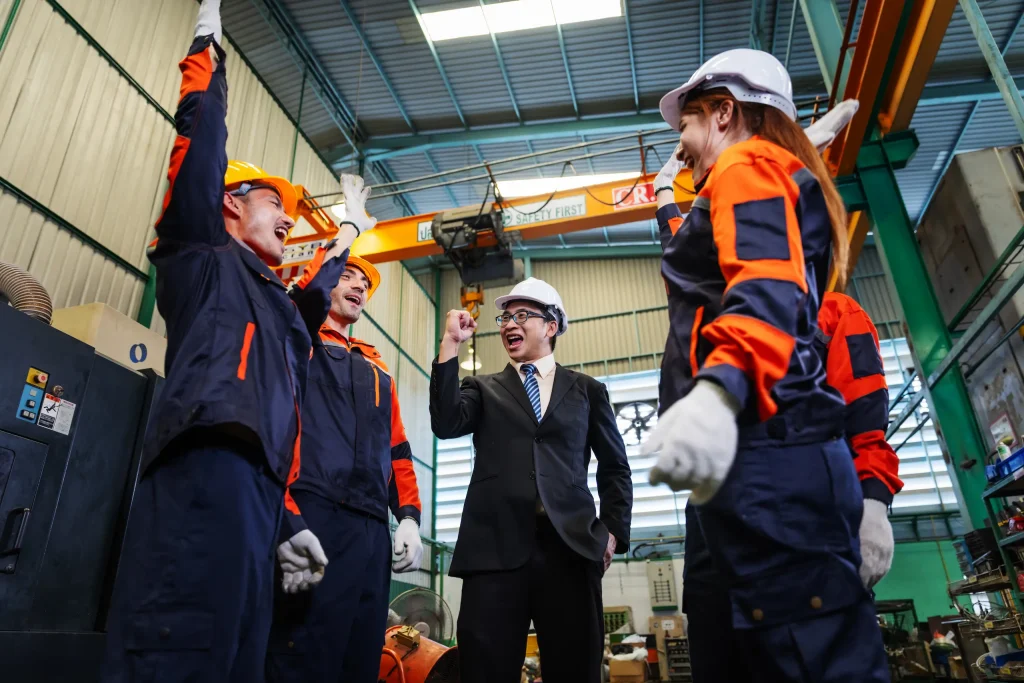 Trabajadores industriales colaborando bajo la filosofía Kaizen